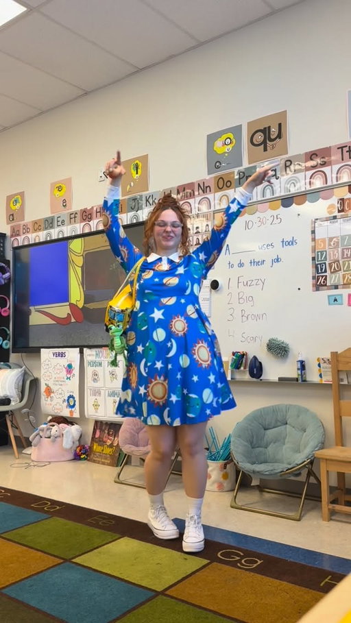 sorry to keep you all waiting 🤭 I have never been asked to dress up as a specific character as much as I have Ms.Frizzle 👩🏼‍🏫🍎 this one’s for YOU guys bc my students def don’t know who she is 🤣 

#kindergartenteacher #teacher #kindergarten #teacherlife #sarajames #elementaryschool #elementaryteacher #youngteacher #classroom #magicschoolbus #msfrizzle