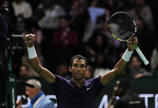 Well that was fun 🙌🏽🤩 I think I’ll stick around for now 😉
J’espère vous entendre haut et fort demain Paris 🙌🏽📣🇫🇷 

#semisbound

📸: # 1,5 Dimitar Dilkoff | # 2,3,4,8 @cocodubreuilphoto / @atptour | # 6,7 Julien De Rosa