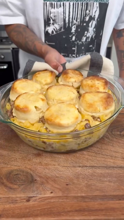 Biscuits and Gravy Mac and Cheese #biscuitsandgravy #macandcheese #homemadefastfood #biscuit #cheese #sausagegravy
