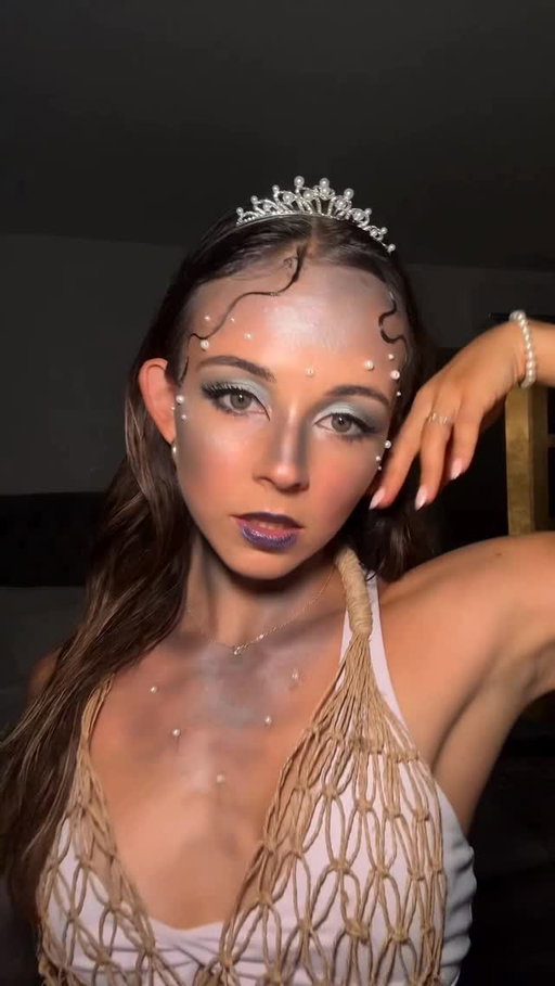 would you believe me if I told you I made the net top out of a tote bag that I cut with nail clippers? 

#siren #halloween #makeup