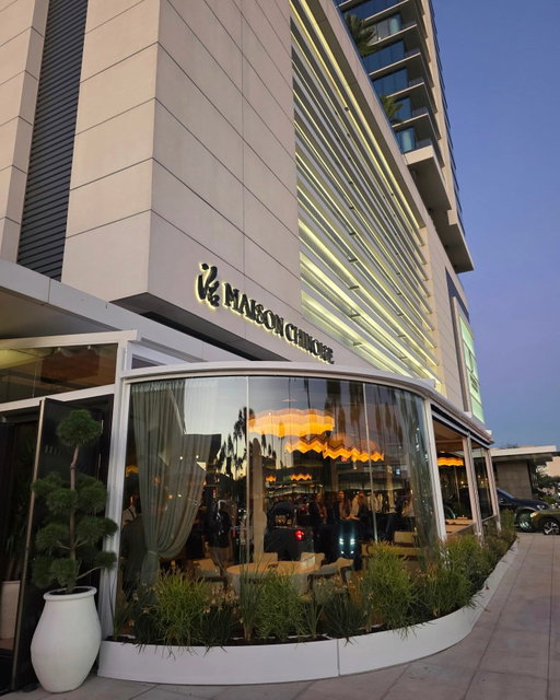 🥂 Maison Chinoise opens today in Houston’s River Oaks Shopping Center, introducing a modern take on Chinese and Chinese-American fusion cuisine. The space is marked by warm wood, stone accents and an inviting contemporary design, curated by Dallas-based Lombardi Family Concepts.

🥢 Specialties include Peking duck, dim sum and dumplings, braised Wagyu short ribs, Mushu Iberico Pork and Crispy General Tso's Chicken alongside oxtail dumpling soup, tempura artichoke and tofu hummus. Cocktails feature flavors like yuzu, lychee and matcha, complemented by a selection of wine and beer.

📍 @MaisonChinoiseHouston 1958 West Gray
📝 @MadmanMario