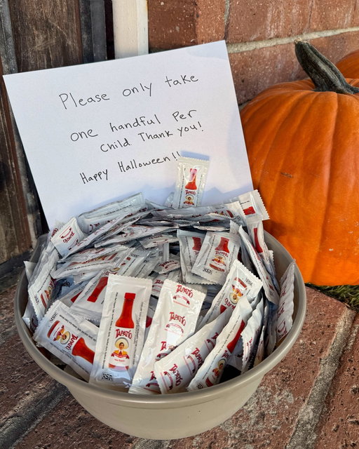 🎃 Happy Halloween!! 

Wishing everyone a safe and fun time tonight from @tapatiohotsauce family

🔥 Follow for more fuego in your feed
#tapatiohotsauce #hotsauce #halloween2025