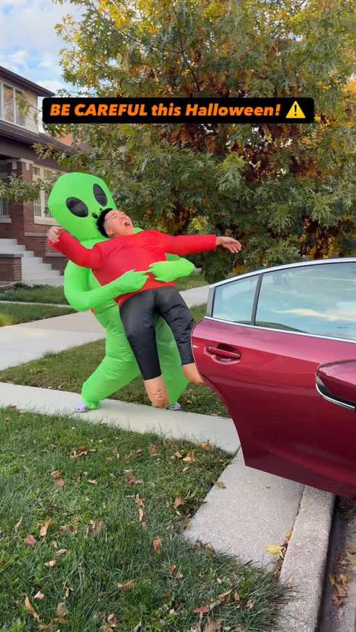 The aliens are attacking! 👽⚠️

#halloween