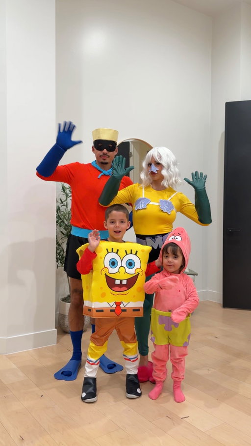 Straight outta Bikini Bottom 🍍🥰 #familyCostume