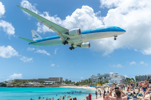 Sint Maarten’s runway sits just steps from the sand, making every landing a picture-perfect moment. Have you waved at our pilots too? 🏝️ 👩‍✈️ 🧑‍✈️

📸: @rutgersmuldersphotography 

#KLM #RoyalDutchAirlines #SintMaarten #SXM #MahoBeach
