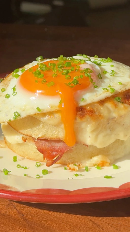 One pan Sunday brunch bake 🤤

@nellskitchn has turned the humble crumpet into something utterly outrageous. Forget your boring old bread, those little holes were made to soak up béchamel sauce. Layered with thick cut ham, smothered in lots of cheese (obviously), and crowned with a perfectly fried egg. It’s dangerously easy to make. Sunday brunch meets full on comfort food heaven. 🤝

Find the recipe on Twisted by searching ‘Crumpet Croque Madame Bake’