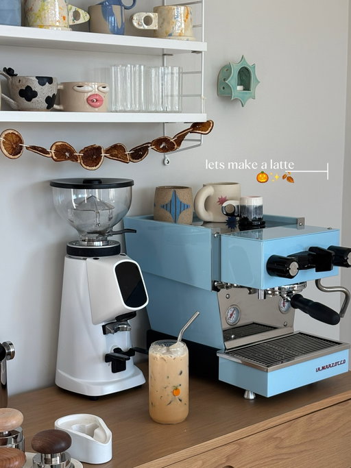 Let’s make a latte 
.
.
#espresso #latteart #aesthetic #espresso #ceramics #mugs #lineamicra #fiorenzatoallground #tamper #cups #blue #colorful #coffee #icedcoffee #coffeeroutine #coffeemorning #milk #article #stringshelves #coffeebygracee