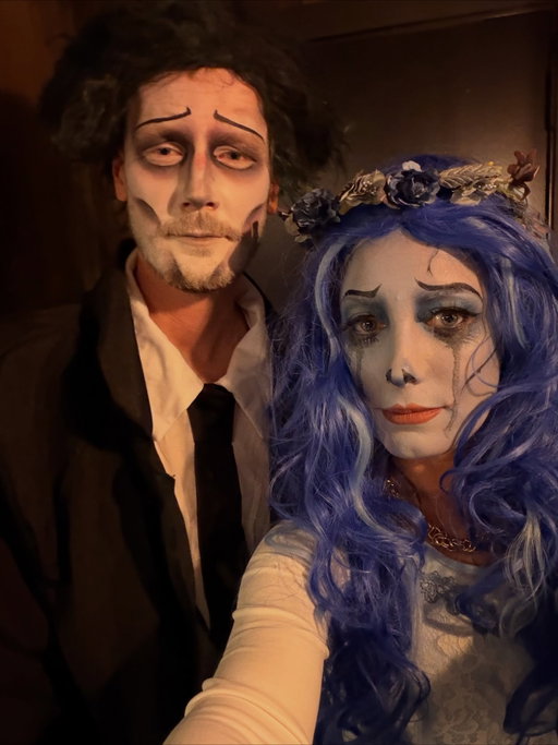 Halloween à NY 🤗
On a tout donné pour reproduire la photo 7 😅.Dylan est trop choux , il a vraiment joué le jeu (2h de make up +
file interminable pour acheter les outfits) 🥰❤️
Pour une première c’est plutôt réussi (et dans le thème 💍 💒😍), vous en pensez quoi ? 👻🎃🦇