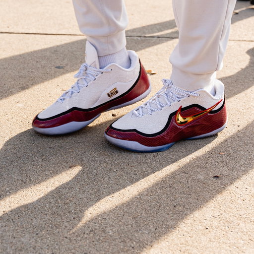 It’s gotta be the shoes 🔥

Shoutout to @usnikefootball & @kingjames on the new kicks for today’s game 🗣️
