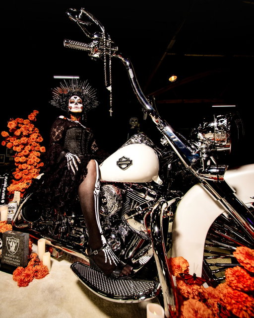Pride. Culture. Remembrance.

This year’s Día de los Muertos @viclasos event, La Ofrenda, brought Los Angeles together in true style, gathering the vicla and lowrider communities together to honor those who came before us and the traditions that keep their memory alive.

📷 @chopskee

#HarleyDavidson #DiadelosMuertos