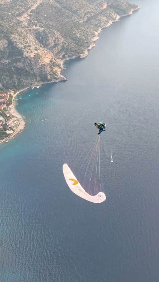 I made a post a few months ago reaching out for a wing sponsorship as I couldnt afford one and @carswellsfire reached out instantly. Massive thanks to them for the help. 

Was abit of a jump from a 21 Blackout to a 17 but im now used to the wing again and flying well. 

🎥 @blaise_in_sky