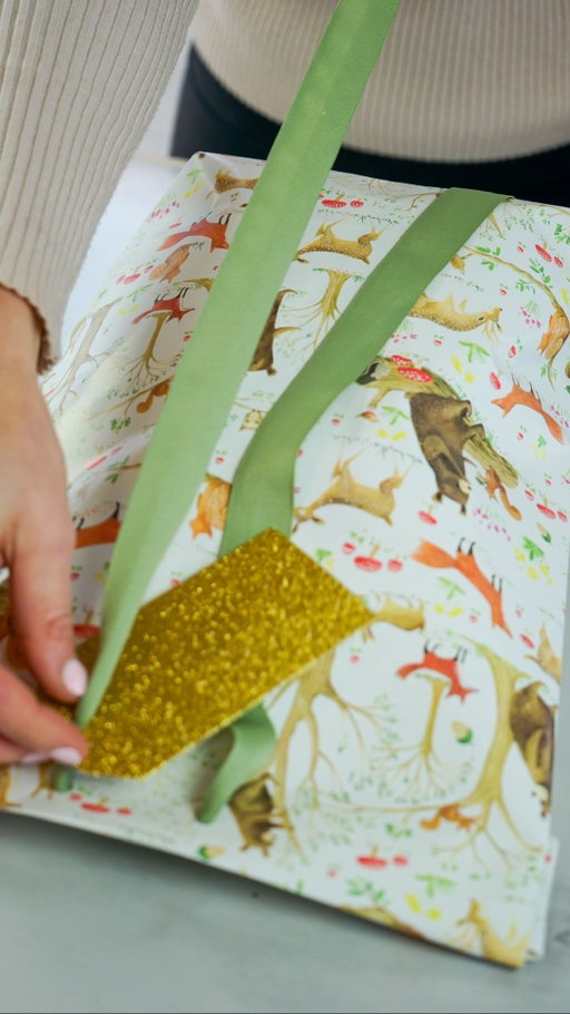 Wrapping gifts can be stress free 🙌🎄

Gift wrapping, Wrapping Hack, Invention, Satisfying