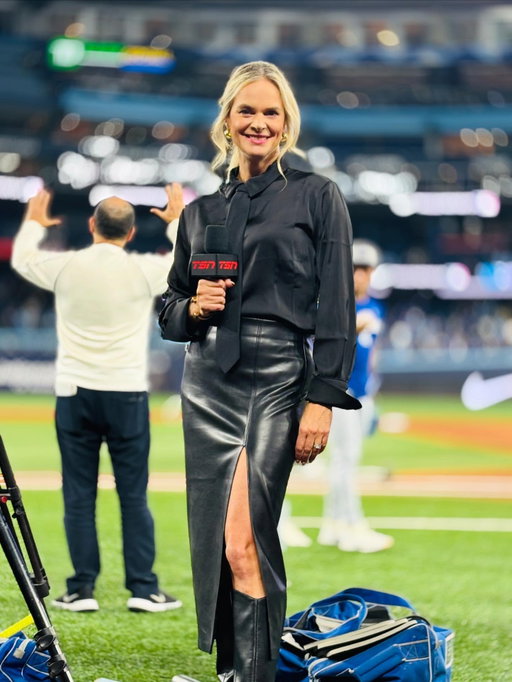 Game 7 baby! Busting out the Angelina Jolie leg! Thanks to @dynamiteclothing for providing 7 great fits for all 7 games. 🇨🇦 company. 👍🏻 

Styled by @kersiebaby 
MUA - @makeupbyjasmineduffey 

#worldseries #gameseven @tsn_official @bluejays