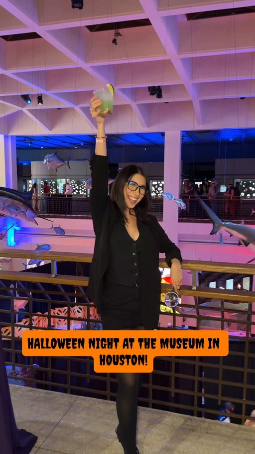 🖤HALLOWEEN NIGHT AT THE MUSEUM IN HOUSTON🖤 
📍 @hmns had Spirits & Skeletons party for Halloween and it was SO MUCH FUN 🎃 👻  They had amazing DJs, themed cocktails, several food vendors, costume contests & more! Their next event will be on New Years and you can’t miss it 🪩 

#houston #halloween #houstonevents