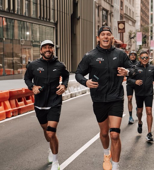 NEW YORK LETS GET IT 🗽 @nycmarathon 

 
Moving as a community is one of my favorite things in the world, and what better place to do it than in the best city in the world. Can’t wait to see everyone out there tomorrow. 

Community. Friends. Running. Pizza and bagels. Cold beers. Let’s have a day ✌🏽

#nycmarathon #michelobultra #teamultra