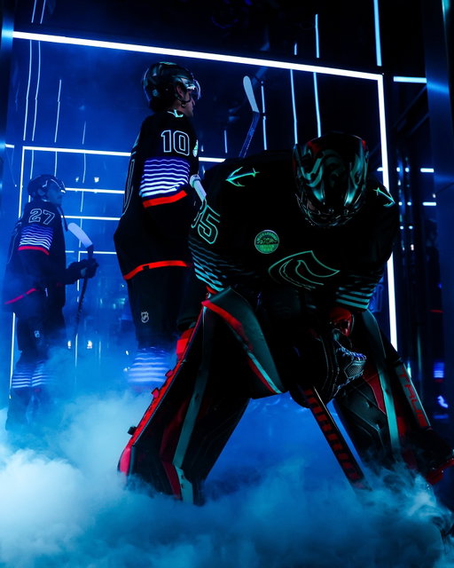 These @seattlekraken glow-in-the-dark jerseys are so awesome 🔦