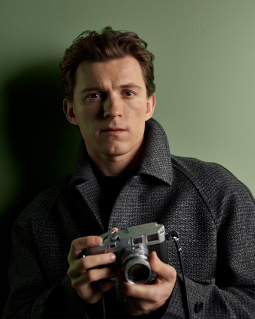 Tom Holland explores another way to frame reality with Prada Paradigme. 

@tomholland2013 #PradaBeauty #PradaFragrances