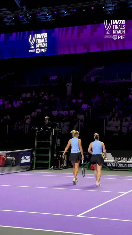 The defending champs take the opening set 👊

@gabydabrowski x @erinroutliffe 

#WTAFinalsRiyadh
