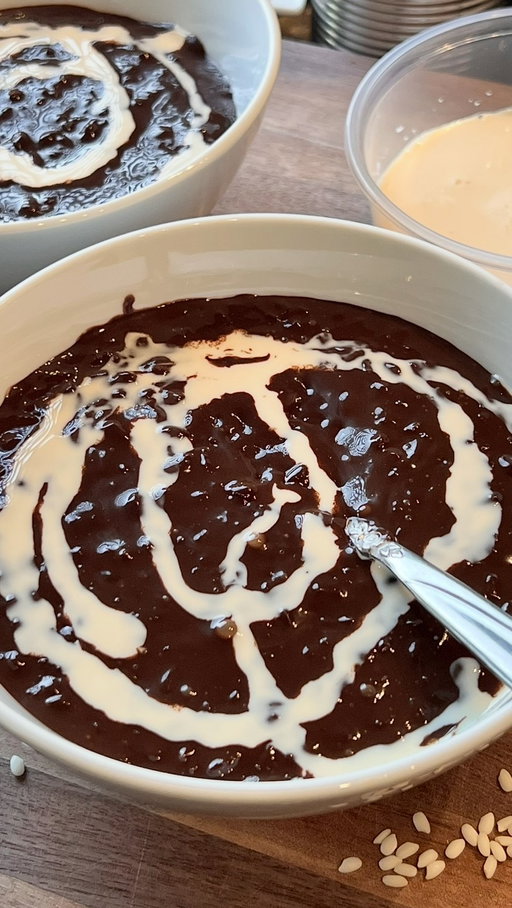 Quick and easy Champorado 😮‍💨

I used cocoa powder for this, but feel free to use Filipino tablea as well. Just adjust with more or less sugar to taste.

https://www.iankewks.com/champorado-recipe/

🔥 Comment “Recipe” and I’ll DM you the full recipe!