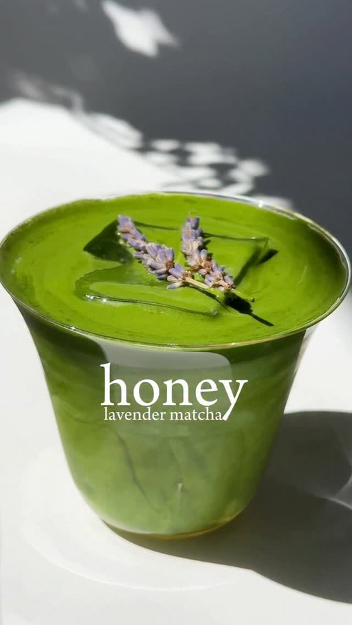 🍯🪻honey lavender matcha latte

— 1tbsp lavender infused honey 
— 2tsp matcha + 45ml of 175F water
— 150ml milk

#homecafe #matchalover #matchalatte #matcharecipes #aestheticdrinks #lavender #honey