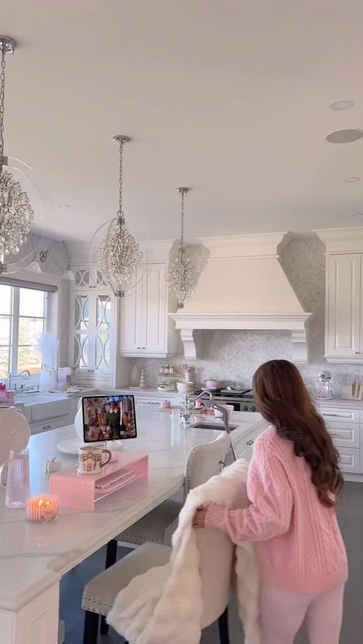 Spend Sunday with me!🎀☕️Cleaning the house and getting it Pinkmas-ready…⛸️🎀☃️

If you want links to my home decor, comment “Pinkmas” and I’ll send them to you!🎀

#home #pinkaesthetic #homedecor