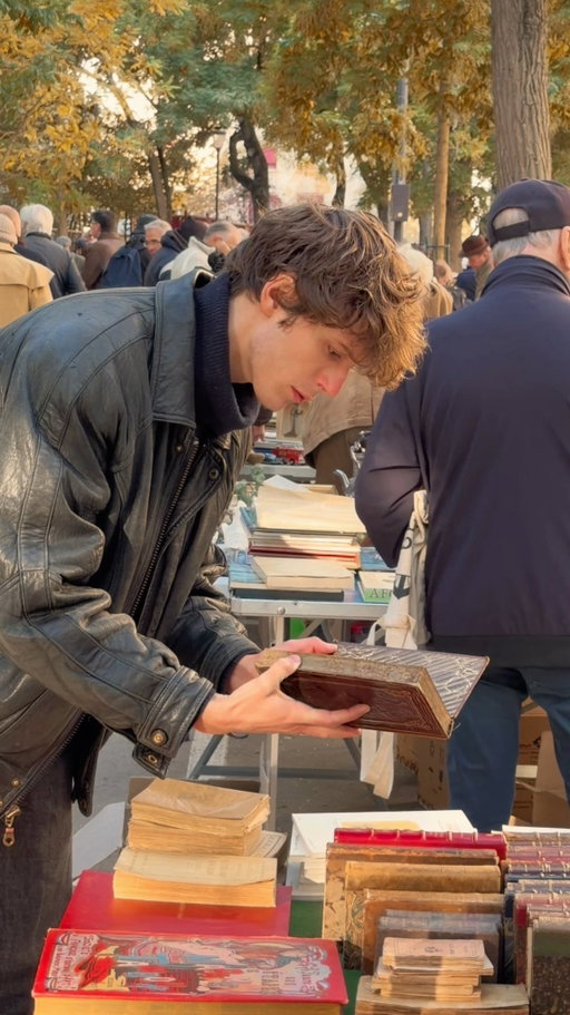 Something so magical about just getting to explore a flea market in Paris ✨ taking my time wandering through, finding vintage gems, and not really having anywhere to be. Is this anybody else’s dream or just mine? 

#fleamarketdecor #fleamarketfinds #vintagefinds #vintagehome #secondhand #thriftingcommunity #fleamarketparis #trinkets