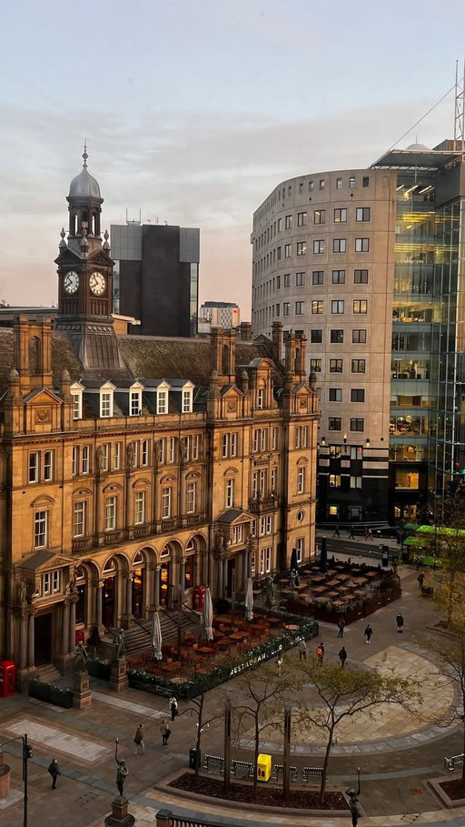 There’s nothing better than seeing signs saying ‘The North’ 😂🫶🏼 

📸 @queenshotelleeds 
🎥: jonnyhadapigeon 

#leeds #visitleeds #TheNorth #westyorkshire #viral #leedslife #yorkshire #viralvídeo