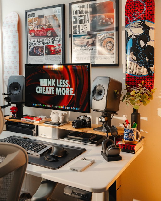 Ironically I’ve already moved things around significantly (you can’t give me a new desk and expect me to not do a full reorganise of the room 🙄) but here’s a lil look at how the new desk is sitting centre stage. 

Also the new spidey deck pleases my brain by symmetricicing (don’t think that is a word) the space. 

Shoutout to @autonomousdotai for giving my space a much needed upgrade 🙏🏻
