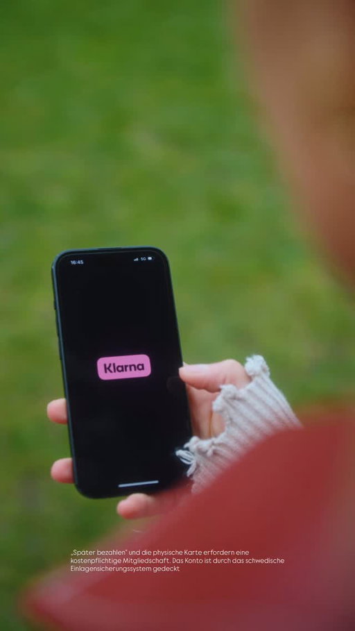 Mit der Klarna Card geht beides: sofort oder später zahlen. 🤩😏 Ich zahl direkt – dann ist’s erledigt. 😌 Perfekt und sicher für unterwegs – ob im Café, im Store oder auf dem Weg zum Training. ⚽️ Mehr unter https://www.klarna.com/de/klarnacard/  #klarna @klarna