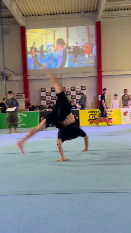 Wrap triple combo!!🌪️
📸bv @ennuihawk 
@tbq_2025 
・
・
👕@adrenaline_tricking 
#tricking #volatricks #18yearsold #極限武術 #トリッキング #アクロバット