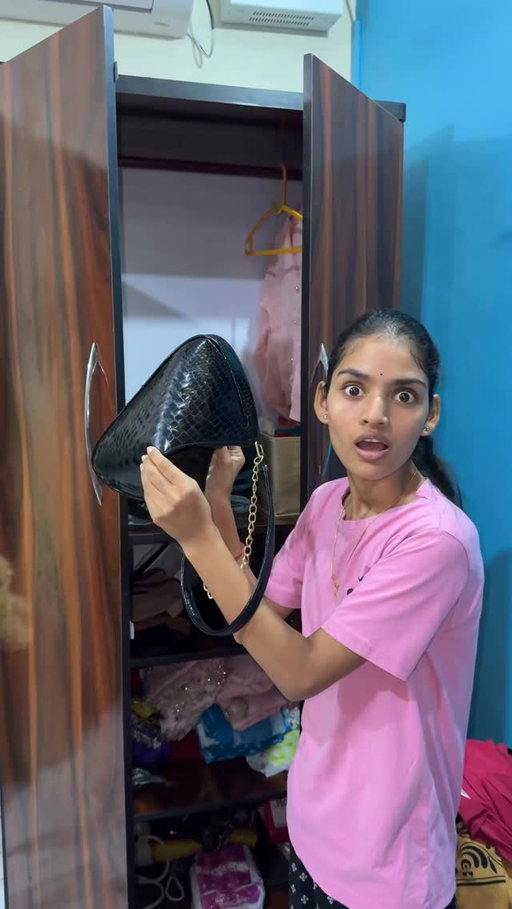 Ghar me chori ho gyi😳
.
 .
#misshosiyar #reels #shorts #viral #minivlog #viralvideos #vlog #trend #viralreels #trendingreels #facialathome #ad #himalaya #himalayafacialkit