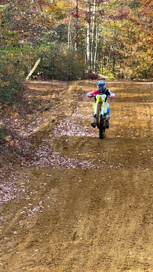 Yesterday when my girls and @mototimmy_333 finished riding, I decided to take a few laps on the RM Zilla before @stripperjosh_ returned the 500cc 2 stroke to hibernation for the winter. Got arm pump after 3 turns but the neighbors came down and took a clip of me hanging on for dear life 😂 
We pulled the Zilla out of the trophy room for a test with @kenroczen94 and @carsonbrown_910 a few weeks ago. I cant wait for you guys to see how dialed @nitrorednekhubert had the track and how big he built the jumps when the episode comes out for their channels as well as a BTS from @channel199_  Fun putting in a few laps with those guys 🙌
@blackriflecoffee #2stroke @heatwavevisual @teamevs 
🎥 @jonahstaab