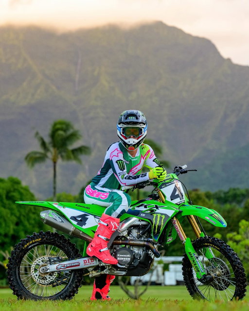 Looking good in green 👀🟢 @ChaseSexton

#MonsterEnergy #Moto #Motocross