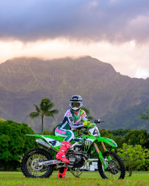 The wait is over 👀 

#MonsterEnergy Kawasaki welcomes @chasesexton to #TeamGreen for 2026 🤙🌴

The two-time champ is already looking comfy on the #KX450SR as he prepares for @monsterenergy @supermotocross