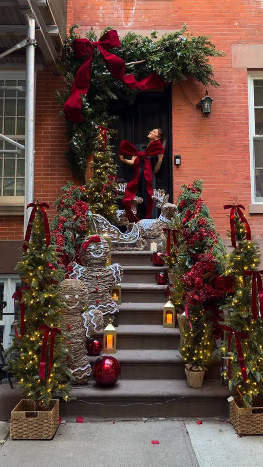 It’s that time of year to break out the holiday decor & spread cheer ❤️🎅🏻 @potterybarn has everything you need to welcome in the Christmas season!