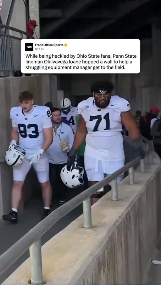 A Penn State lineman stopped on his way to the field to help one of the team’s equipment managers get gear to the sidelines.

(🎥 via 247sports)
@pennstatefball