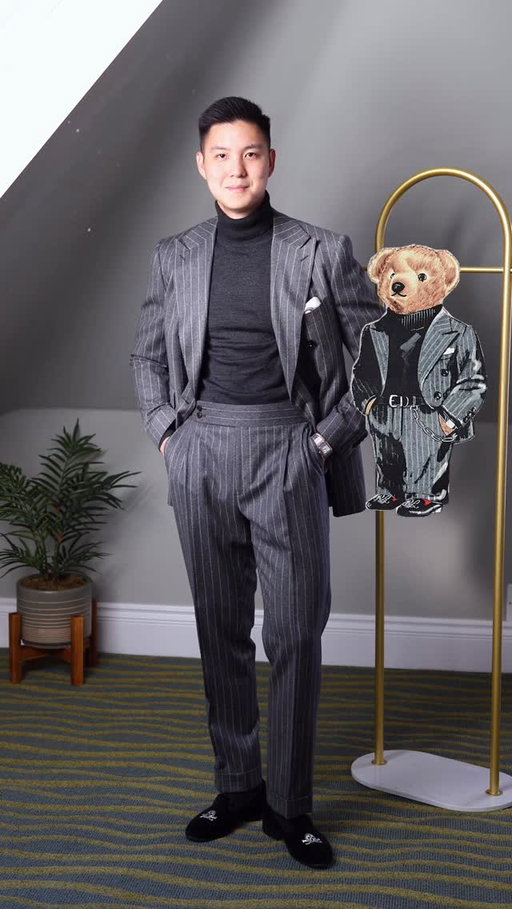 Taking a page from one of the best: the Ralph Lauren Bear.

Suit: @herse_1868 
Turtleneck: @mujicanada 
Slippers: @arthursleepshoes 

#Menswear #MensStyle #MensFashion #RalphLauren #Bear #Stripe #DoubleBreasted #Suit #Turtleneck