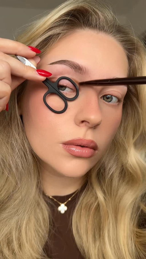 scissors eyeshadow hack ✂️ makes doing eyeshadow so quick! 
products:
@makeupbymario ethereal eyes palette: nature 
@maybelline sky high mascara in brown 
inspo:  @ayahmizan 💘
#makeup #eyeshadow #makeuphacks #beauty #beginnermakeup #makeupinspo #eyeshadowtutorial