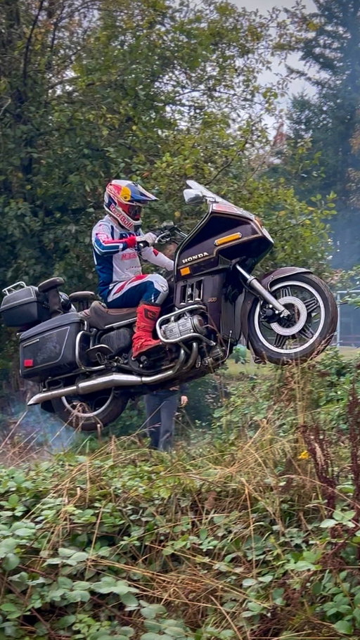 Goldwing round 2 🤠 The fuel pump ended the fun last time, and the knock-off one I ordered lasted about 5 minutes this time 😭😂 Don’t worry though, because you know we are getting this beauty back to getting sent. What is the heaviest bike you have rode? @redbullmotorsports @redbull @motosportinc @rdrco.inc @bbrmotorsports @allballsracing_ #goldwing #honda