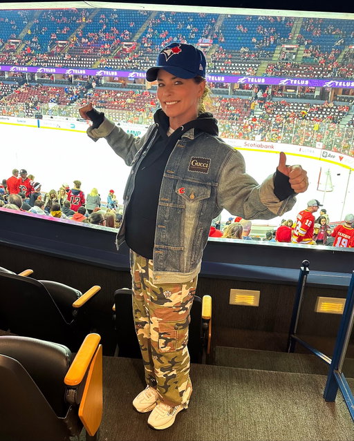 Spending time at home 😌 so restorative! Horseback riding, hanging out in the bush and enjoying live sports... What an incredible series the @bluejays played. We couldn’t be prouder! 💙 You can take the girl out of Canada, but you can’t take the Canadian out of the girl 😉