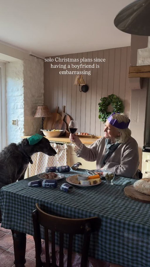 Finally, my lifestyle is approved by British Vogue 🐕‍🦺🎄

Featuring @janemccallstudio as our Aunt Rose
#christmas #voguearticle #embarassingboyfriend #pigletinbed #soloplans