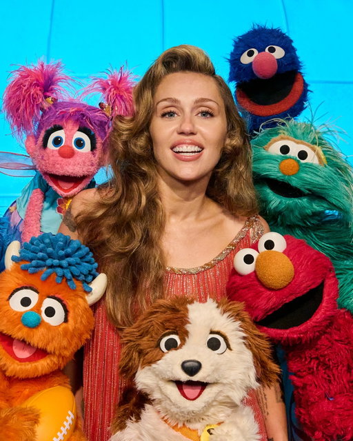 Sunny days are on their way! From A to Z and 1-2-3, all-new Sesame Street adventures are coming to @netflix and @pbskids November 10! 💛💚🍪✨🎶🖍️