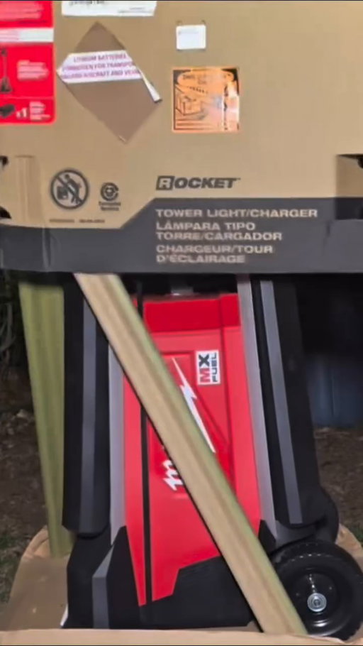 Most Portable 10' Light Inside/ Outside.  MX FUEL™ ROCKET™ Tower Light/Charger. 
Video Credit: @kencoplumbingnh
#MilwaukeeTool #NothingButHeavyDuty