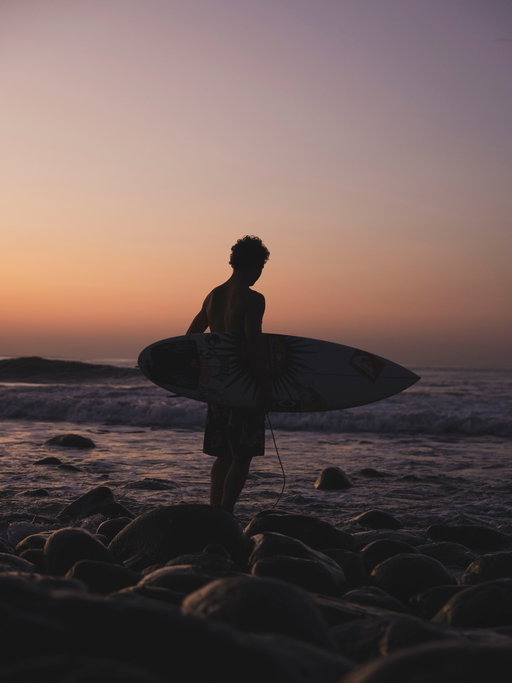 Flow state with @griffin_cola 🌅 Swipe for the sunrise session. #TeamOakley

🎥: @hampositive