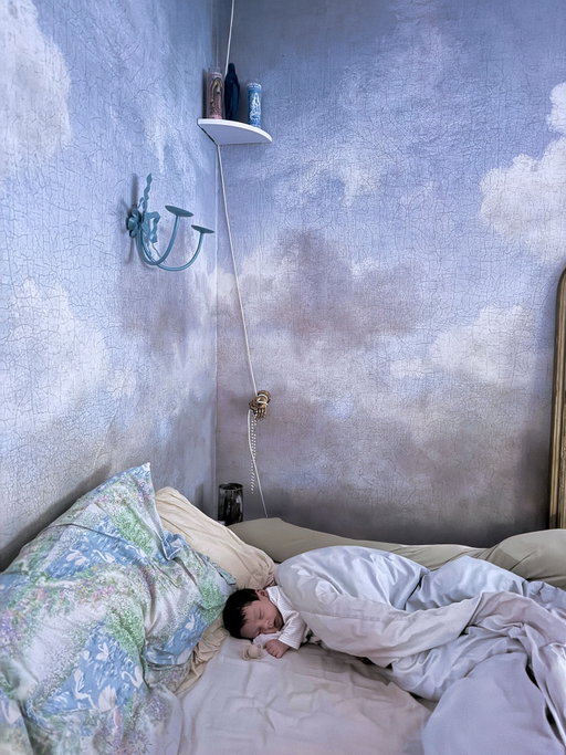01. Te voir dormir dans notre ciel 
02. Contre moi, contre toi.
03. 🦢
04. Contre toi, contre moi.
05. Son collier préféré (@elisetsikisparis )
06. Ton endroit préféré. 
07. Travailler, s’arrêter, t’allaiter, te regarder. Encore.
08. Eux ❤️