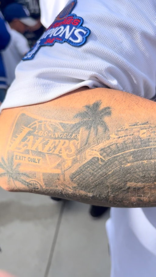 The love is real 💙💙💙 Let’s go #Dodgers 🎉 

📸: @88snds_