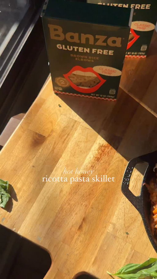 20 Minute Dinner- Hot Honey Ricotta Pasta Skillet 🍝 made with the NEW @eatbanza brown rice pasta! Made with two simple ingredients: brown rice + chickpeas. It’s gluten free and top 9 allergen free and it tastes just as good reheated the next day! Perfect for all the pasta lovers out there. Now available at Target too so make sure to grab some on your next Target run!
Ingredients:
1 package @eatbanza NEW brown rice pasta 
1, 28 ounce jar of pasta sauce 
1 lb Italian sausage, cooked 
1 cup spinach 
1 cup mozzarella cheese 
1/2 cup ricotta cheese 
Hot honey 
Basil 
Instructions:
cook @eatbanza pasta according to package instructions 
While the pasta cooks, heat a skillet over medium heat and cook the Italian Sausage, breaking it up into small pieces 
When the pasta is done, drain and rinse. 
Add the pasta to the skillet along with sauce, spinach, mozzarella, and ricotta 
Preheat oven to 400F and then add the skillet. Allow to cook until the cheese is nice and melted. 
Drizzle hot honey on top and add fresh basil. Serve and enjoy! 
#banzapartner #easydinner #dinnerideas #dinnerinspo #hothoney