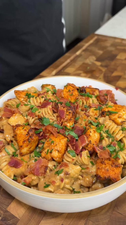SAVE THIS ‼️ Meal Prep Cajun Bacon Chicken Ranch Pastaaa! 🤯 (recipe 👇🏽)

Announcements:
✅ New seasonings coming soon 👀 @spiceXseasoning
✅ Cookbooks on my website! (Checkem out macros included!) 💪🏽 or comment “cookbook” thank you to all who have purchased 🥹❤️
✅ why you so foineee? 

Macros per serving (x4 servings): approx 563 calories |58g P | 41g C | 18g F

Ingredients :
8oz dry Protein Pasta 🍝 
3 center cut bacon strips 🥓 
2 tbsp Cajun Seasoning @spicexseasoning 
24oz Chicken breast, cubed 🍗 
1 tbsp olive oil 🫒
3 minced garlic cloves 🧄 
1.5 cups Fair life milk 2% 🥛 
1/4 cup Dairy Free Heavy Whipping cream
1/4 cup Parmesan 🧀 
1/4 cup fat free mozzarella 🧀 
1/4 cup Pasta water 💦 (optional)

Adjust creaminess by adding pasta water or more milk and/or cheese 🧀 

Instructions:
1. Boil pasta until al dente and shock in ice water / set aside 
2. Cube up chicken breast and seasonwith SpiceX Cajun 
3. Cook bacon strips until crispy then set aside and chop up
4. Cook chicken on medium high heat in bacon fat for 3-4 minutes PER side. Set aside
5. Add minced garlic in same pan on low heat, cook 2-3 mins then add milk, dairy free whipping cream, more Oh’ Cajun seasoning, pasta water, and cheeses then cook on low for 3-5 mins or until desired thickness is reached
6. Add back pasta and chicken, adjust creaminess and seasoning if needed 
7. Divide into 4 meal preps top w crumbled bacon/parsley and ENJOY! 😍
.
.
.
#icekarim #healthyrecipes #easyrecipes #mealprep