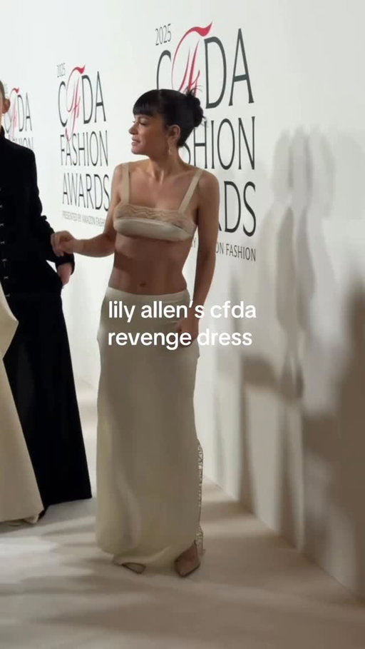 west end girl @lilyallen frees the nip in American Emerging Designer of the Year nominee Colleen Allen at the #CFDA awards 🔥

🎞️ @kevinphuynh