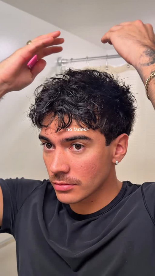 Shortest i've gone in a while ✂️ Kitchen scissors are terrible btw 

#selfhaircut #scissorhaircut #livedinhair #texturedhair #wavyhair #transformation #barber #explaorepage
